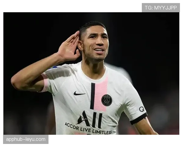 阿什拉夫创最年轻球员新纪录，足球界迎来青春新星